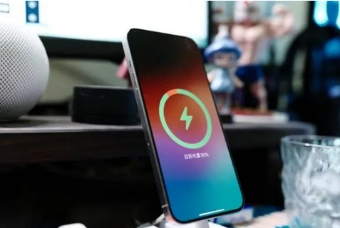 玉龙苹果15换屏服务分享用什么充电器给iPhone15充电更好 